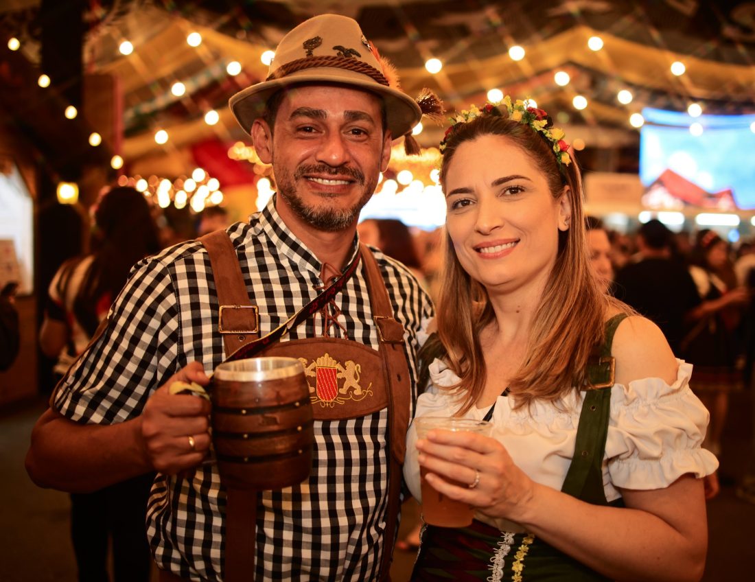 Casal com trajes germânicos brinda com chope durante a Schützenfest 2025