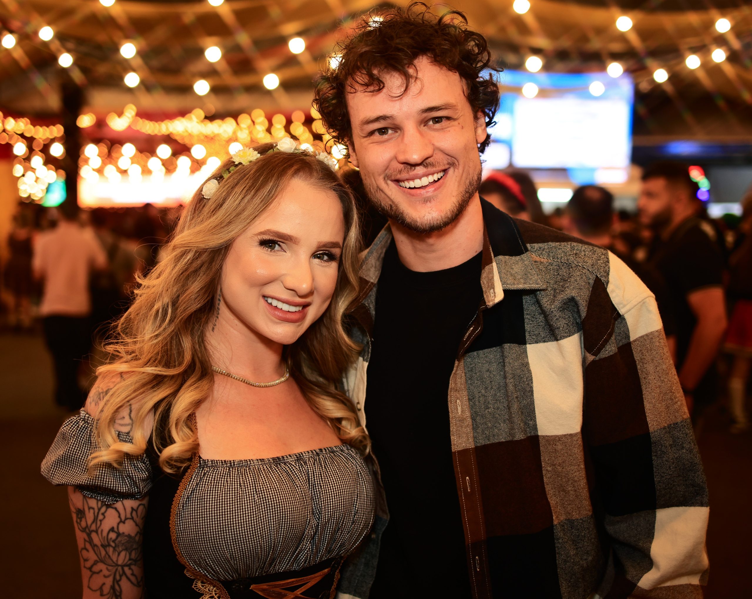Casal jovem posa para foto em noite movimentada da Schützenfest