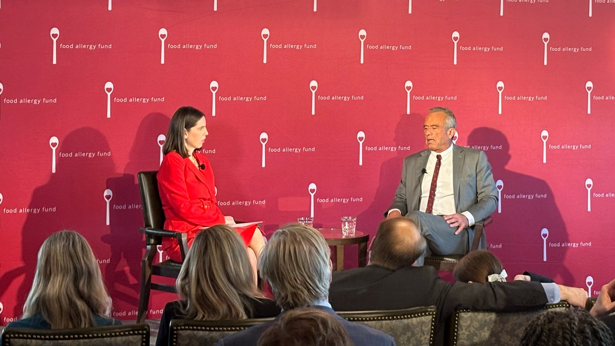 Ilana Golant, fundadora da FAF, entrevista o secretário Robert F. Kennedy em Washington, DC.