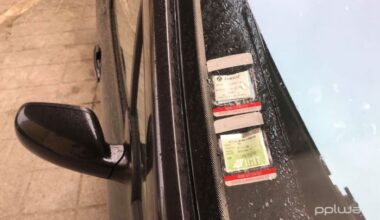 Ainda tem selos do seguro e inspeção no para-brisas do seu carro?