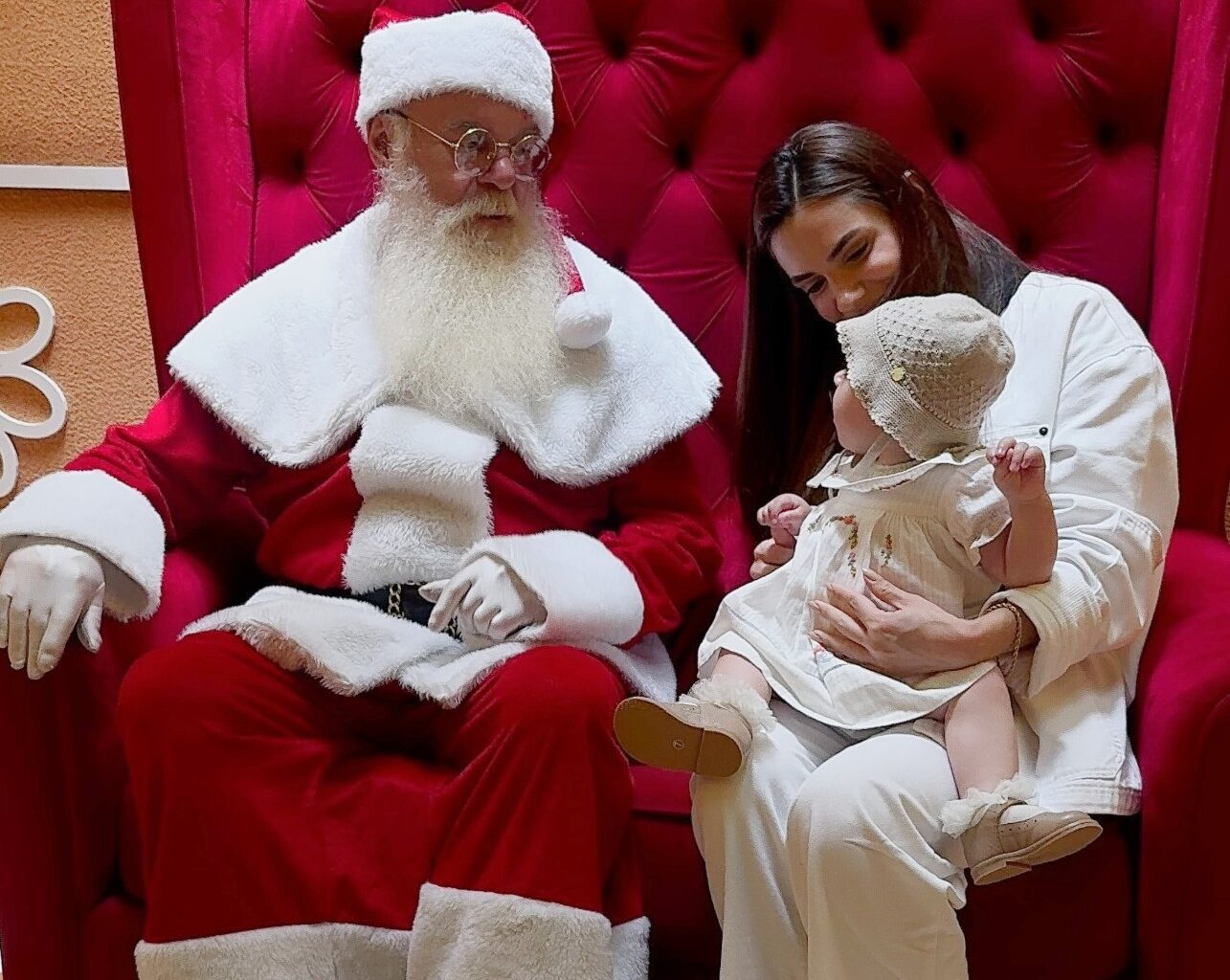 Jade Magalhães mostra primeiro encontro da filha, Serena, com o papai noel