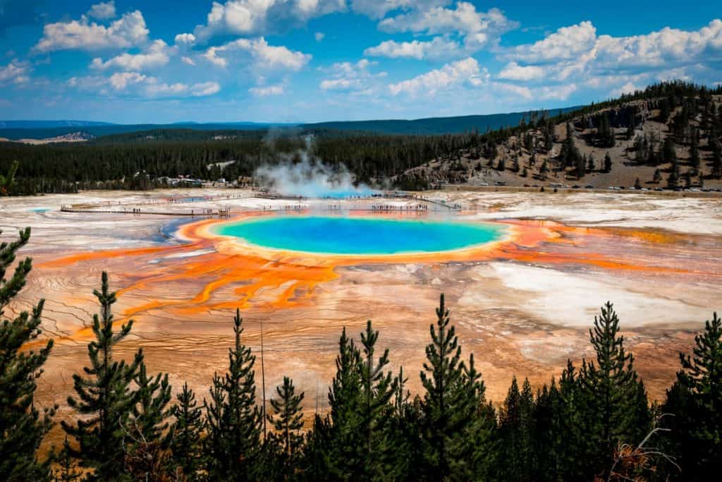 Amostras de água em Yellowstone mostraram aumento de nutrientes e microrganismos após terremotos em 2021.