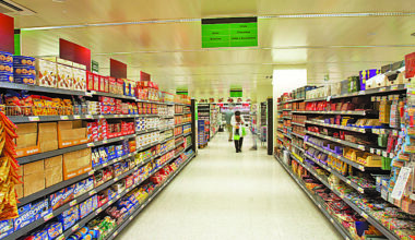 Pressão nos preços e mudanças demográficas moldam padrões de compra no grande consumo 