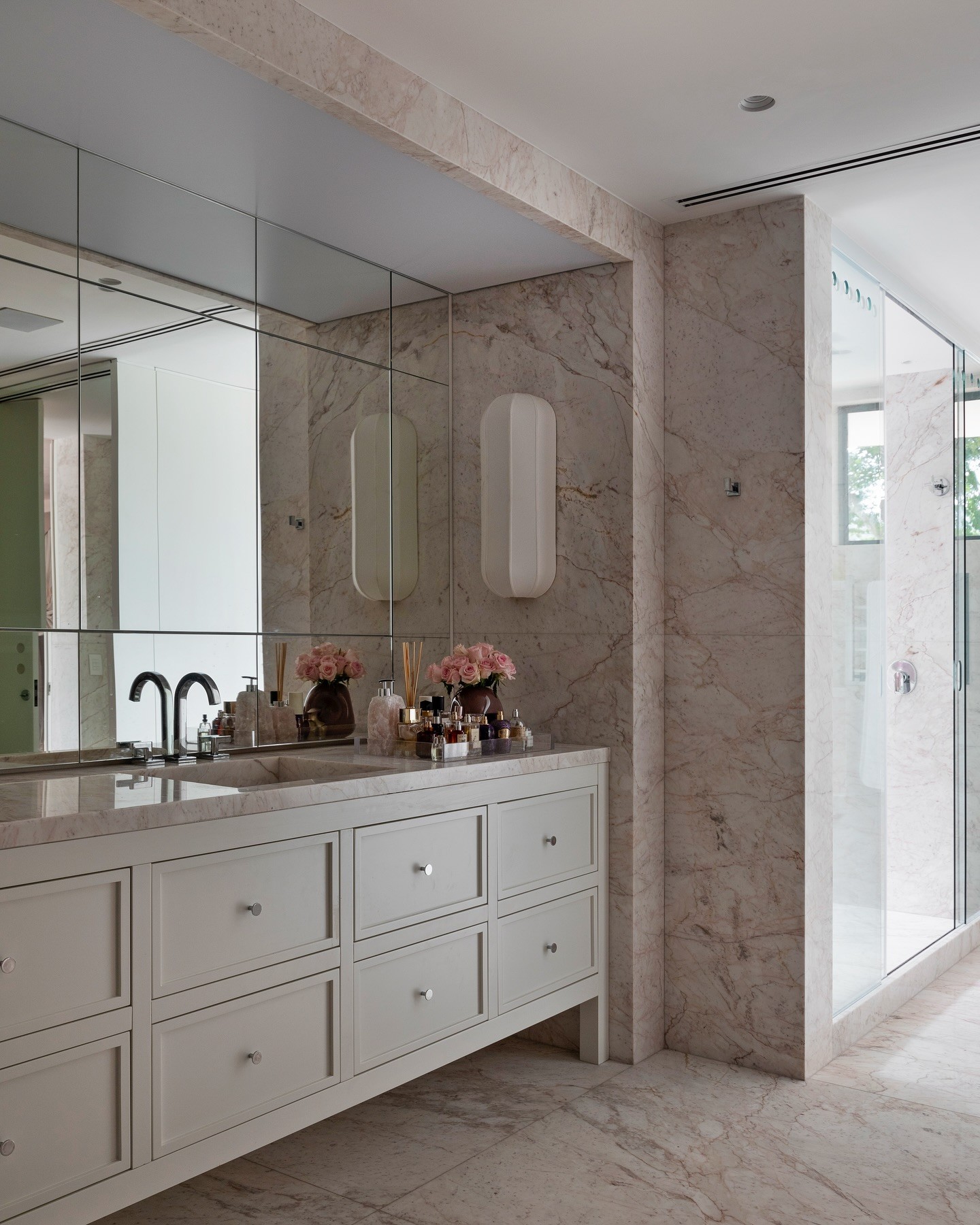 Interior da mansão de Anitta no Rio — Foto: MCA estúdio/Reprodução/Instagram