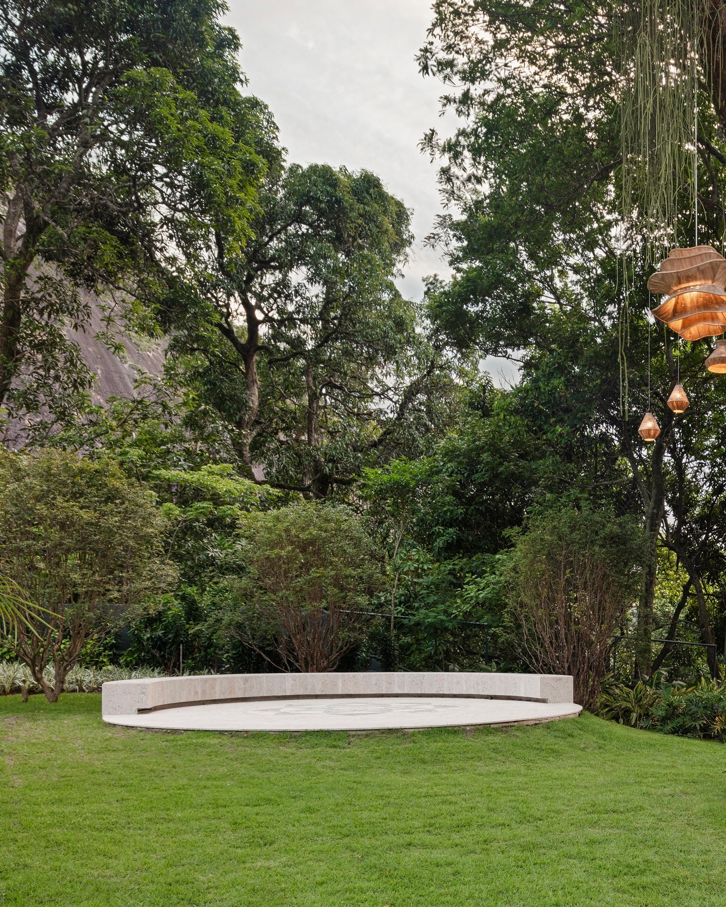 Anitta realiza rituais em mansão no Rio — Foto: Reprodução/Instagram