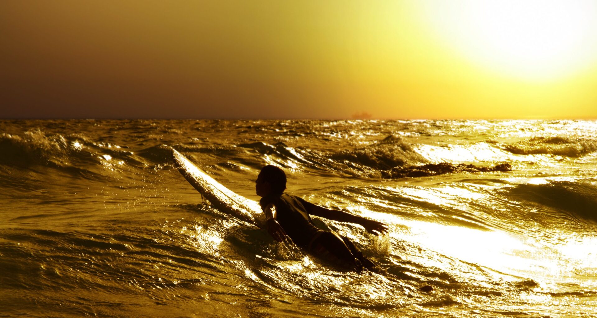 Morreu conhecido surfista que sofreu paragem cardiorrespiratória no mar da Caparica
