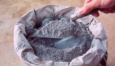 pessoa pegando um pouco de cimento de um saco com um pá de construção civil