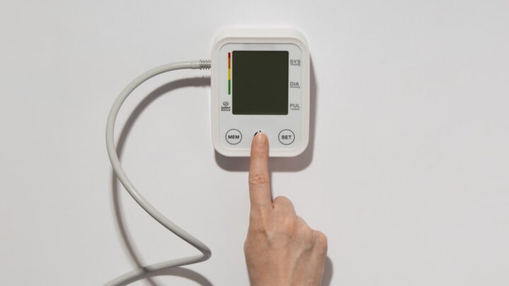 Aparelho para a medição da tensão arterial 