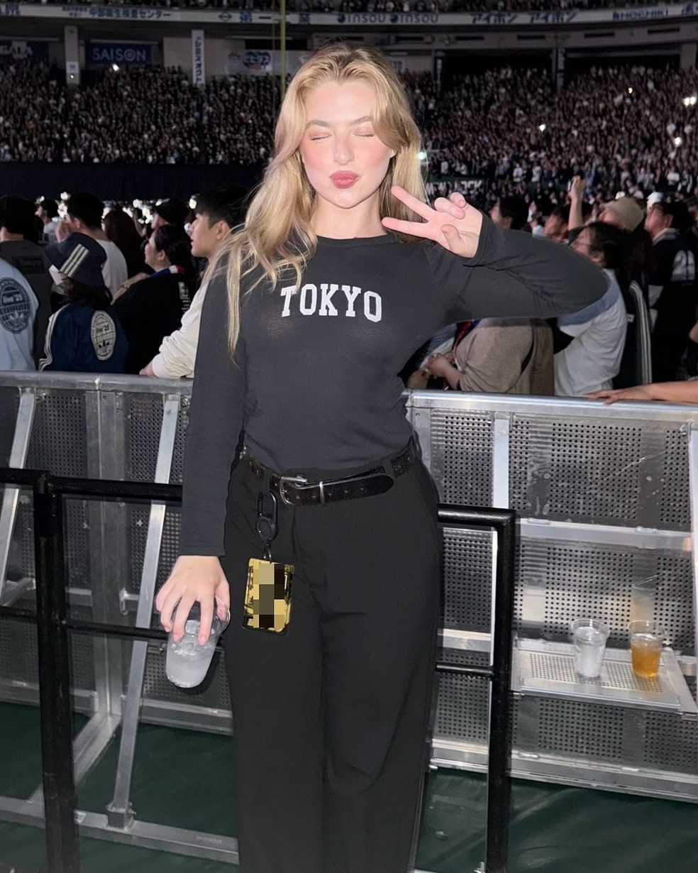 Anais Gallagher no Japão, durante show da banda Oasis — Foto: Reprodução/Instagram