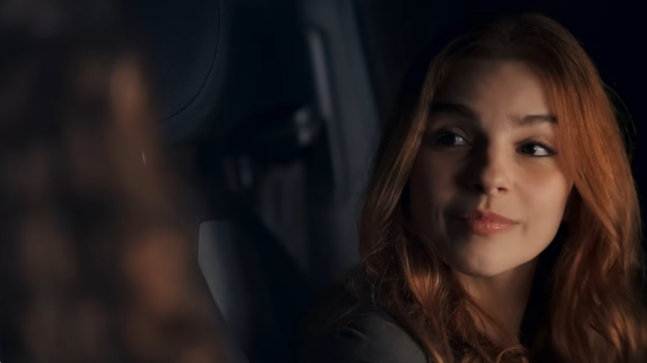 Juquinha vai pra cima e tasca beijo em Lorena: "Namorada"