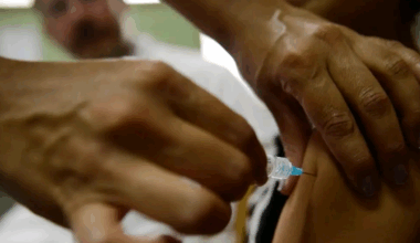 Vacinação contra HPV avança no Brasil, mas barreiras culturais ainda dificultam adesão