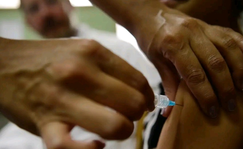 Vacinação contra HPV avança no Brasil, mas barreiras culturais ainda dificultam adesão