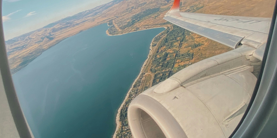 Viajar de avião "em pé"? Conheça os "novos assentos" que prometem bilhetes por menos de 2 euros