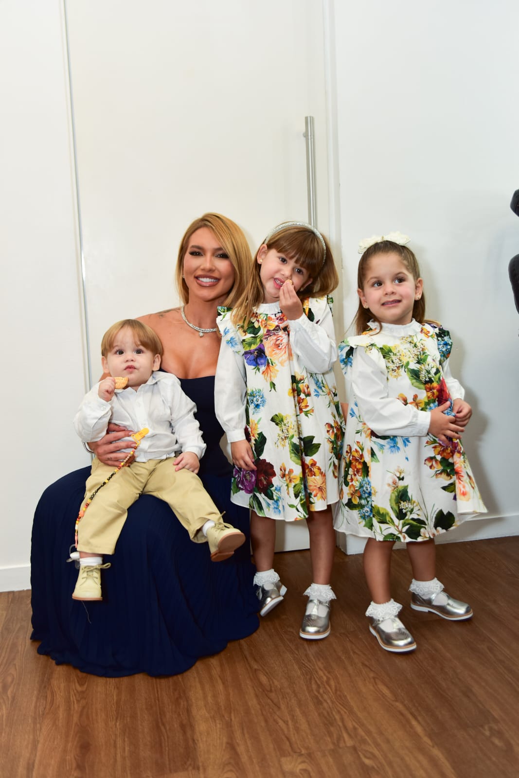 Virginia com os filhos nos bastidores do Teleton - Fotos: Natália Rampinelli/ AgNews