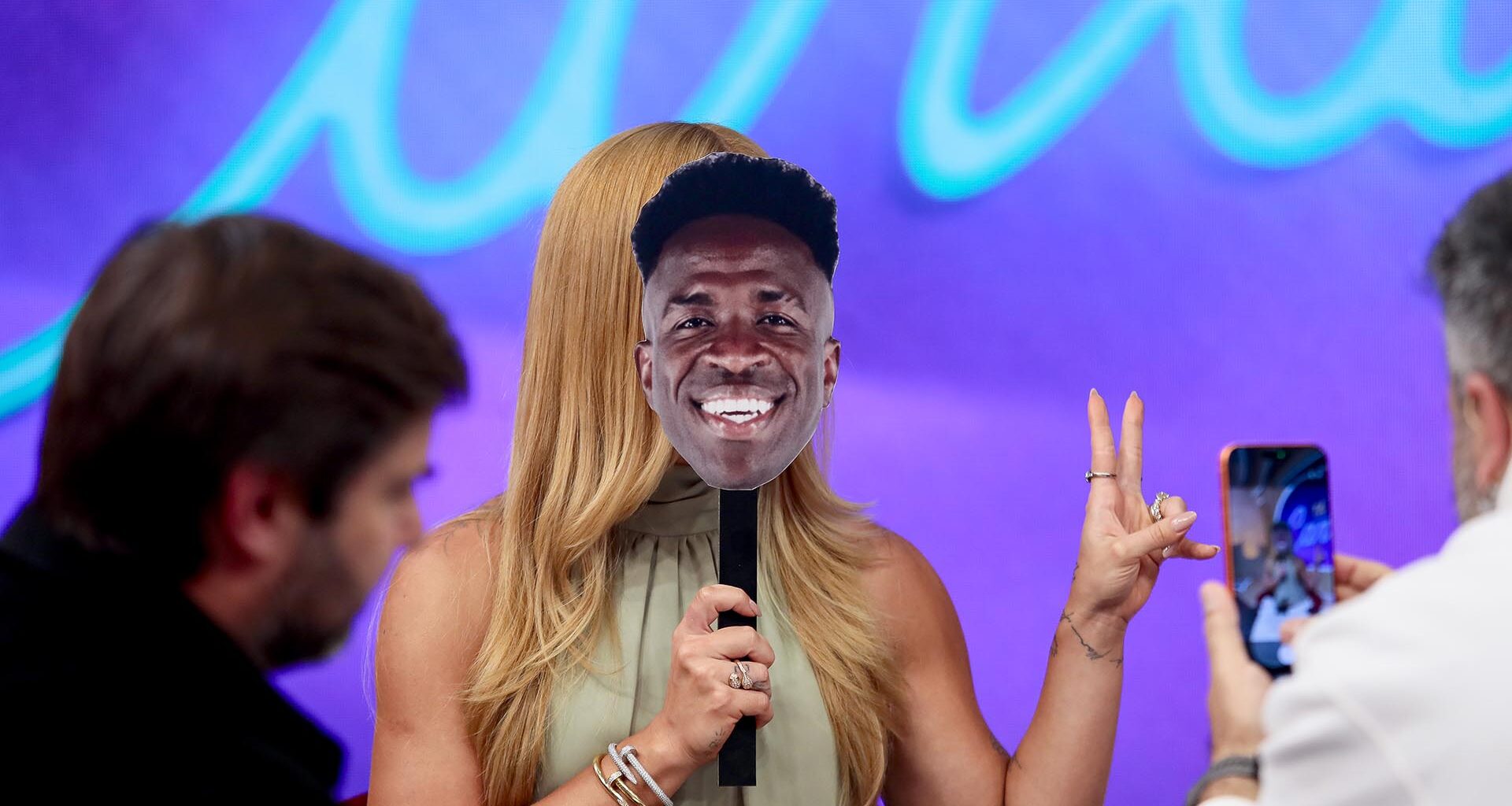 Virginia se diverte com máscara de foto de Vini Jr - Foto: Rogerio Pallatta/SBT