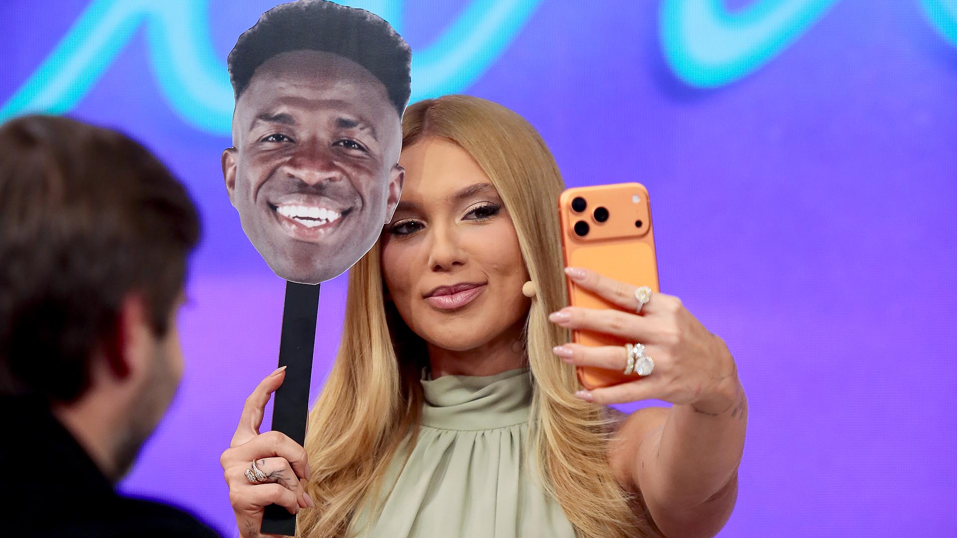 Virginia se diverte com máscara de foto de Vini Jr - Foto: Rogerio Pallatta/SBT