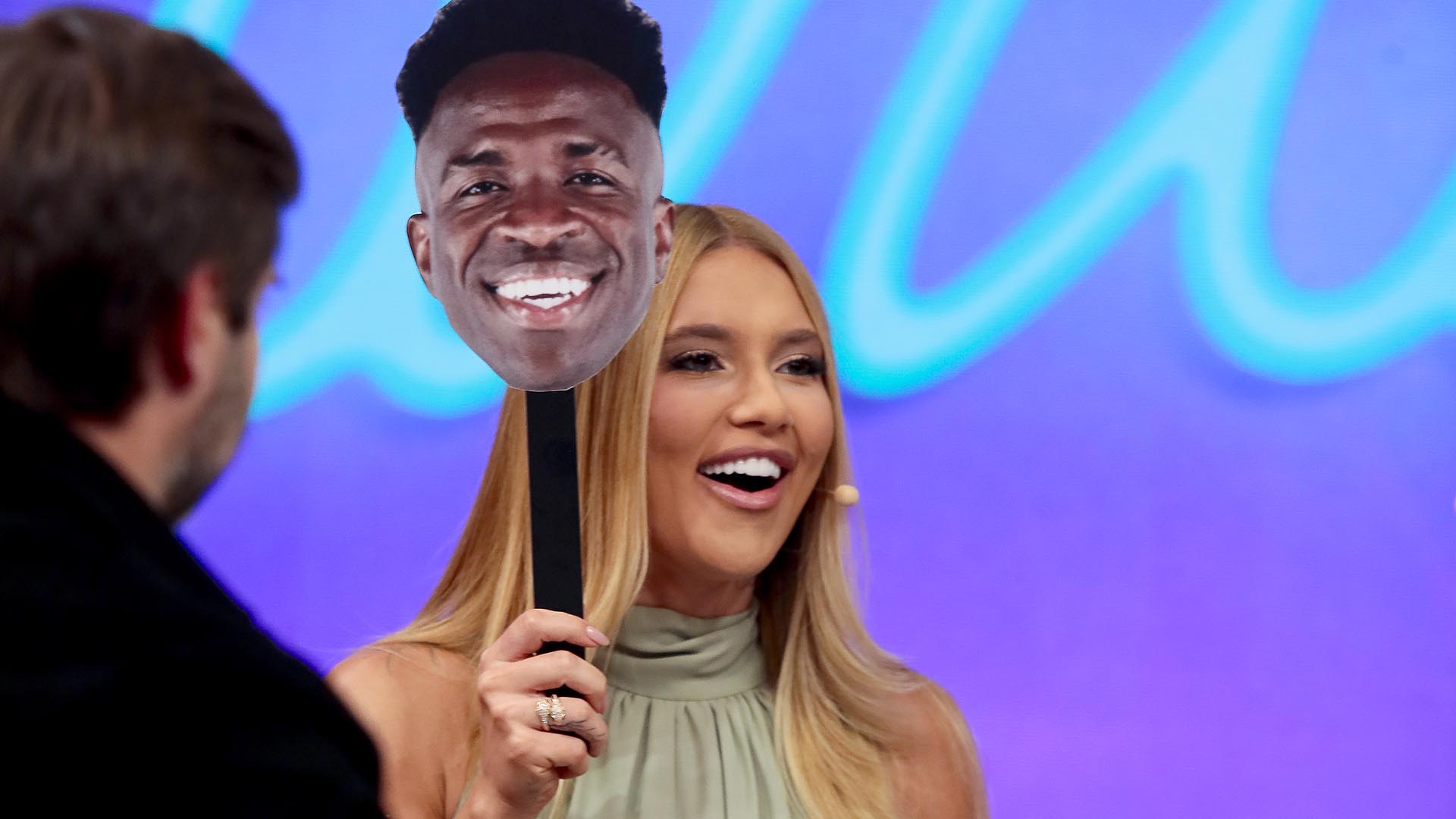 Virginia se diverte com máscara de foto de Vini Jr - Foto: Rogerio Pallatta/SBT