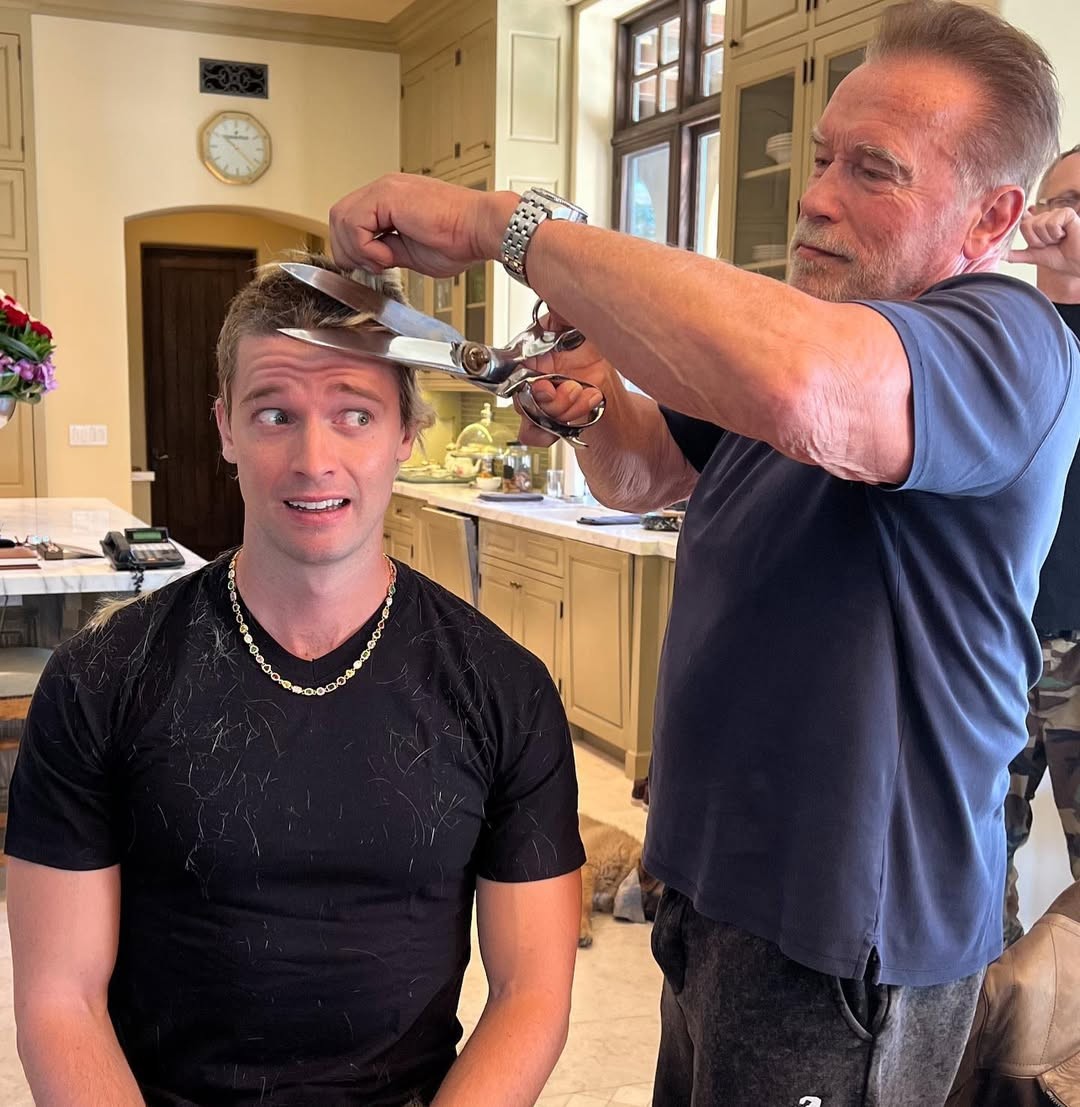 Patrick Swarzenegger, filho de Arnold Swarzenegger, seguiu os passos do pai: ele está na nova temporada da série 'White lotus' — Foto: Reprodução/Instagram