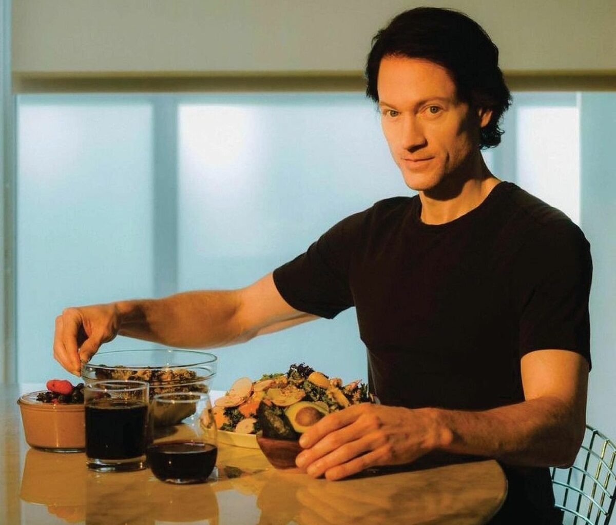 bilionário que quer 'voltar aos 18 anos' revela a melhor maneira de tomar café para aumentar a expectativa de vida