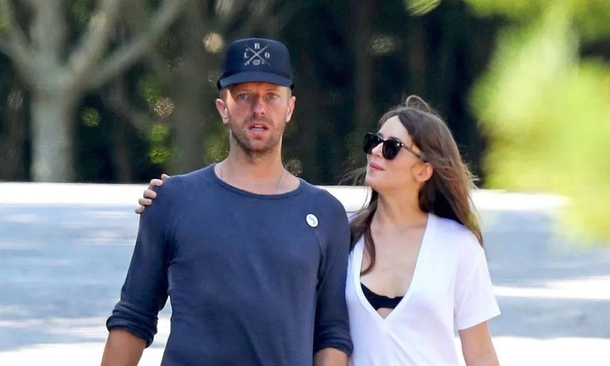 Dakota Johnson e o cantor Chris Martin terminaram o noivado — Foto: Reprodução
