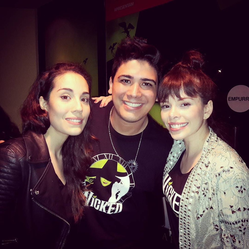 Fã de "Wicked", Rafael Teles registra encontro com Myra Ruiz e Fabi Bang, as Elphaba e Glinda brasileiras — Foto: Reprodução / Arquivo pessoal
