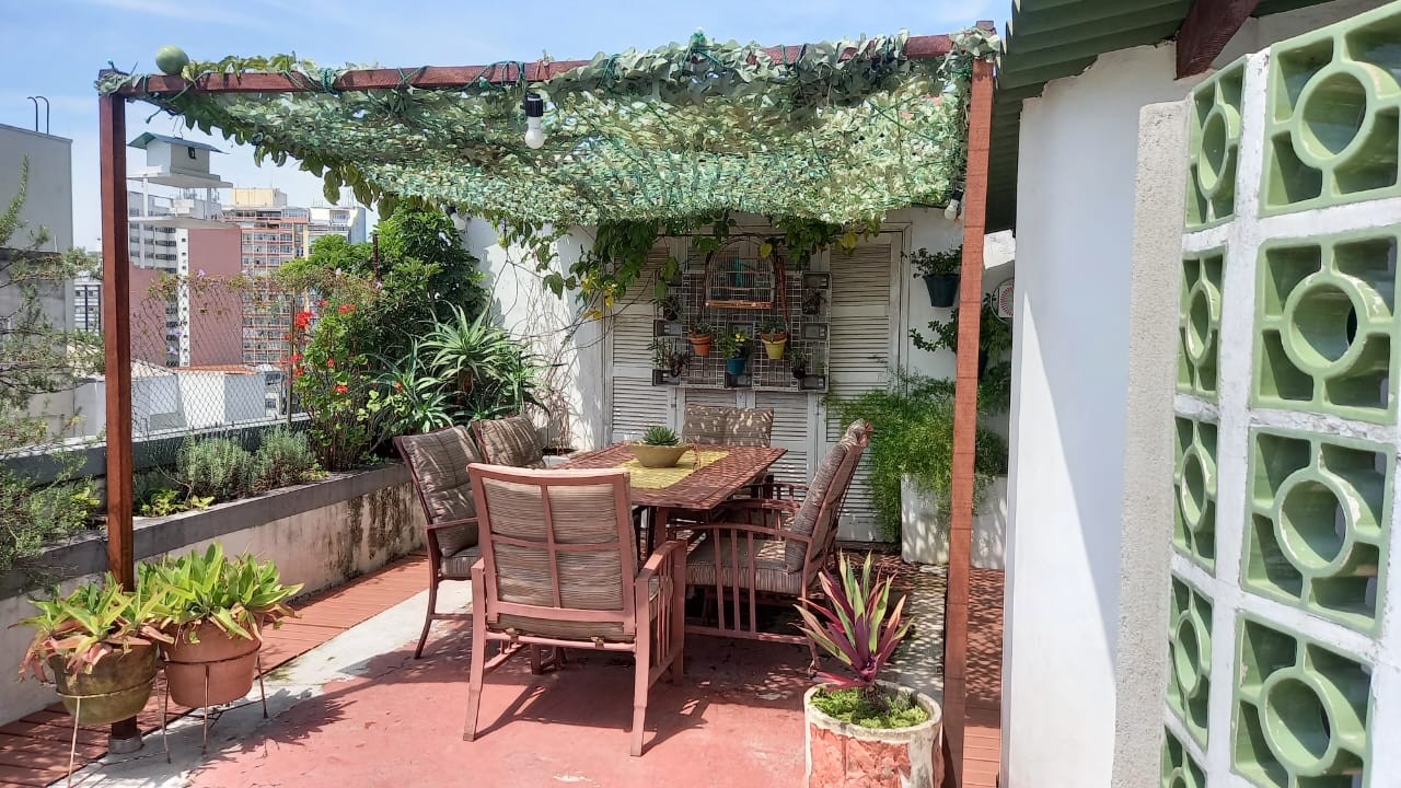 Detalhe da mesa de refeição com teto vivo e o cobogó