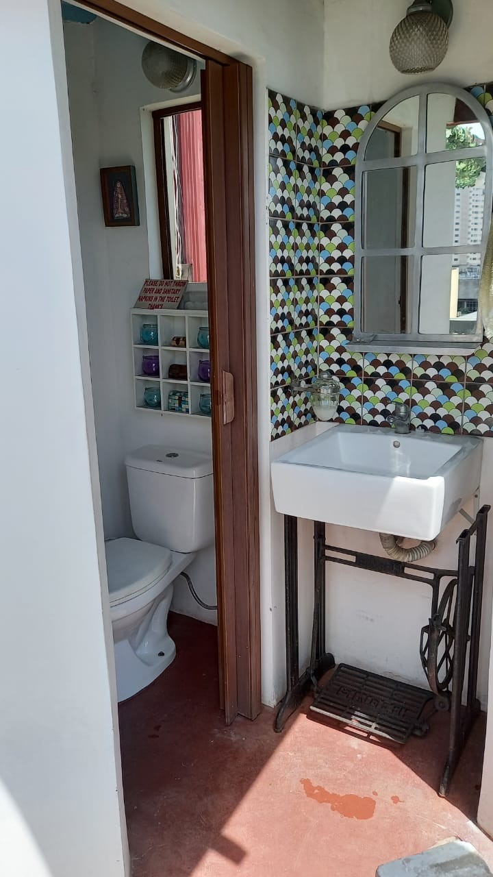 O banheiro com azulejos e suporte de máquina de costura no lavabo — Foto: arquivo pessoal