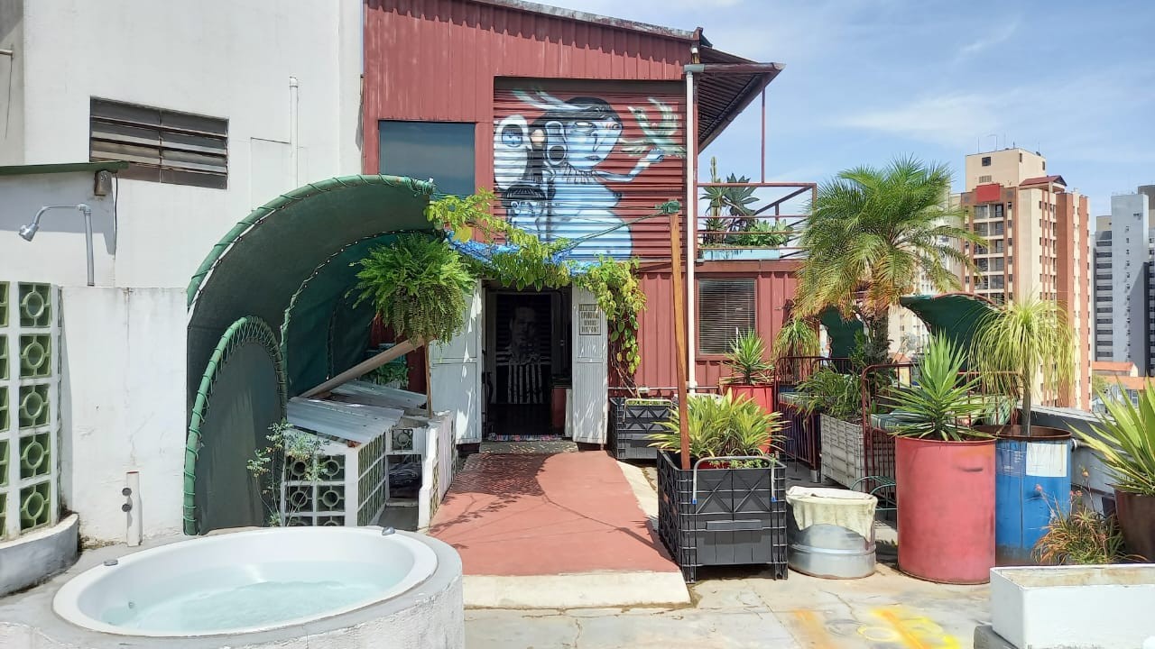 A jacuzzi do ambiente e os vasos de planta alternativos Foto: arquivo pessoal