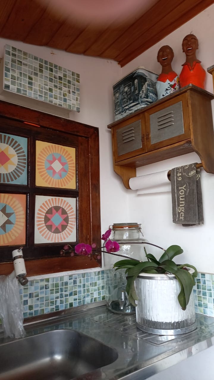 Azulejos variados, pastilhas coloridas e bonecos em madeira na casa de Nico Puig em São Paulo — Foto: arquivo pessoal