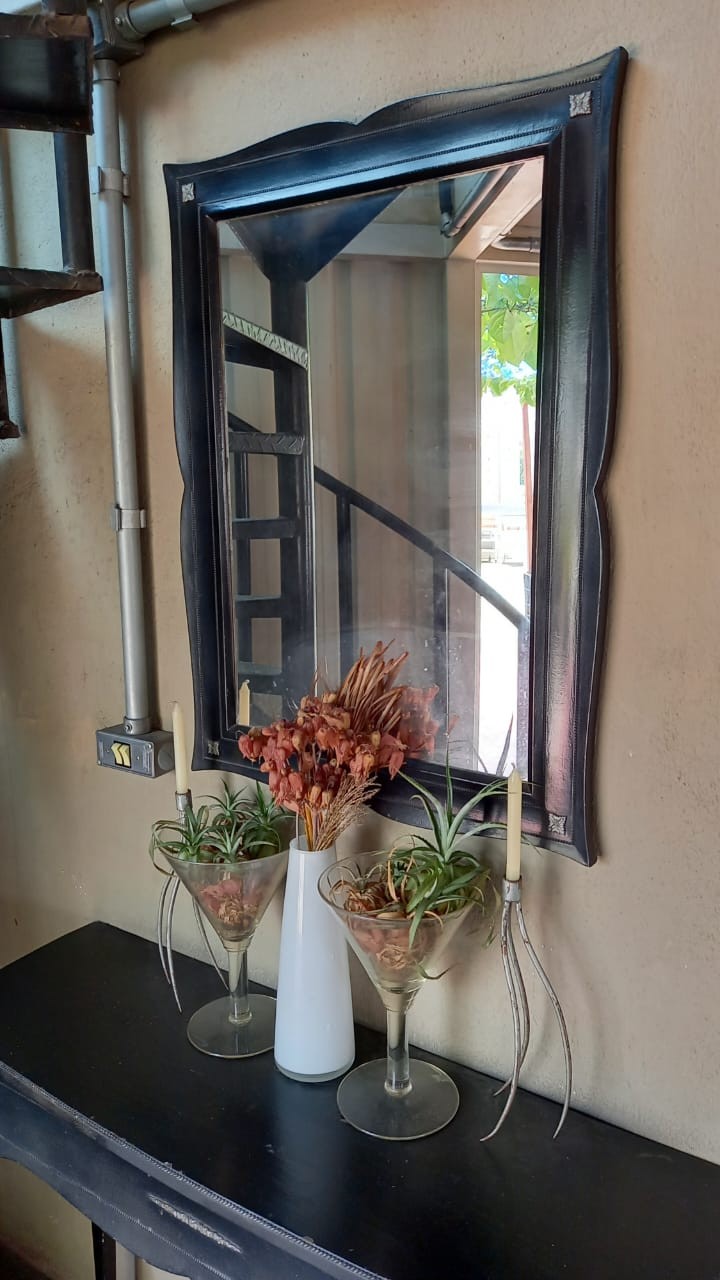 Espelho com decoração na casa de Nico Puig em São Paulo