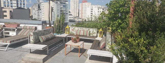 Os móveis adaptados viraram bancos para a sala de estar — Foto: arquivo pessoal