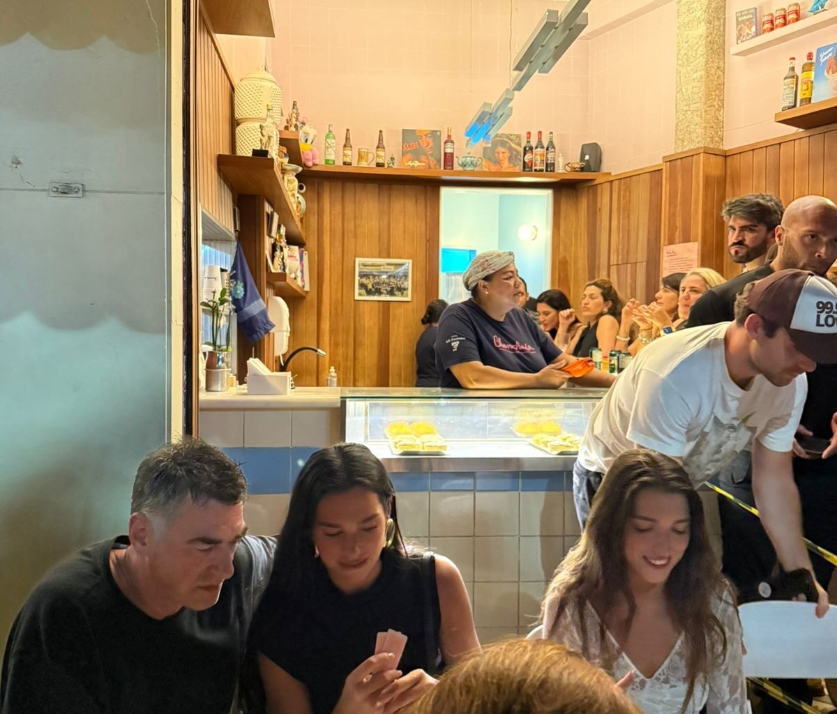 Dua Lipa saboreia coração de pato, barriga de porco e joga cartas em boteco de Botafogo: 'Como uma verdadeira carioca'
