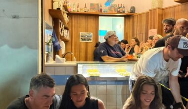 Dua Lipa saboreia coração de pato, barriga de porco e joga cartas em boteco de Botafogo: 'Como uma verdadeira carioca'