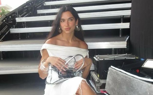 Dua Lipa posa de chinelos em despedida do Rio; veja famosos que aderiram à moda