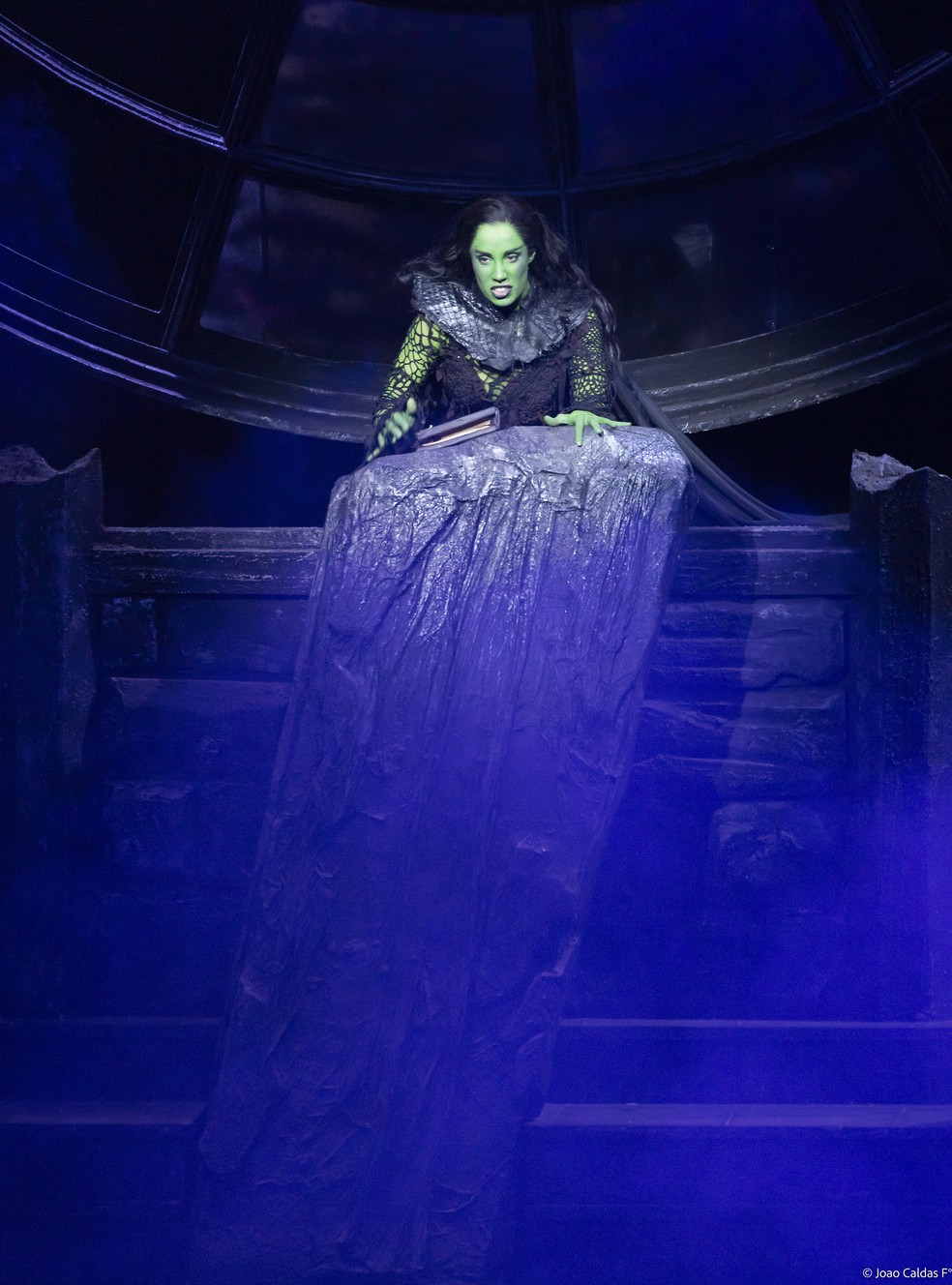 Myra Ruiz decola voo em "Wicked — O musical", montagem brasileira de musical da Broadway — Foto: Divulgação / João Caldas Filho