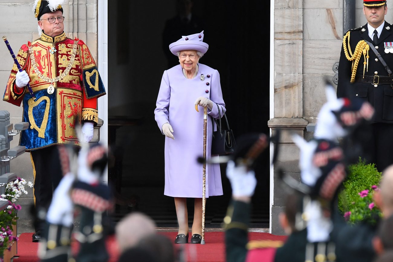 Rainha Elizabeth II usando o broche