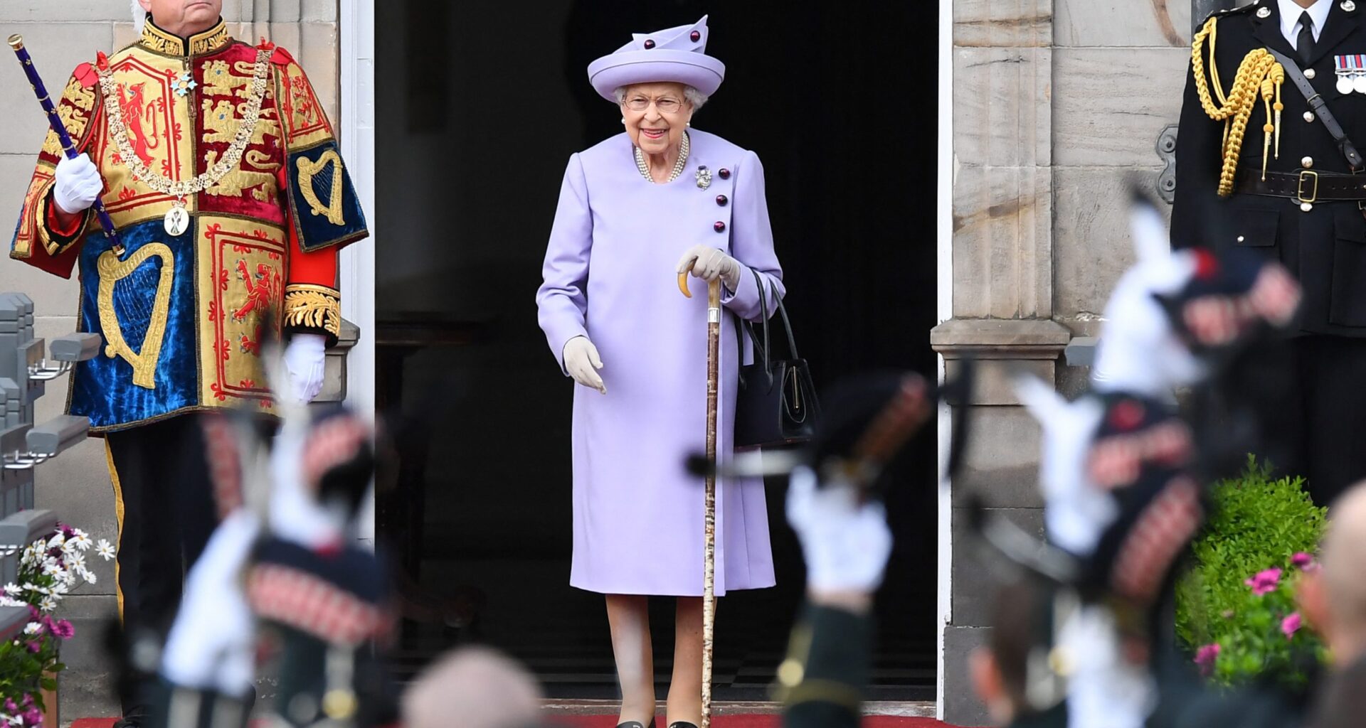 Acessório preferido da Rainha Elizabeth II será tendência absoluta em 2026