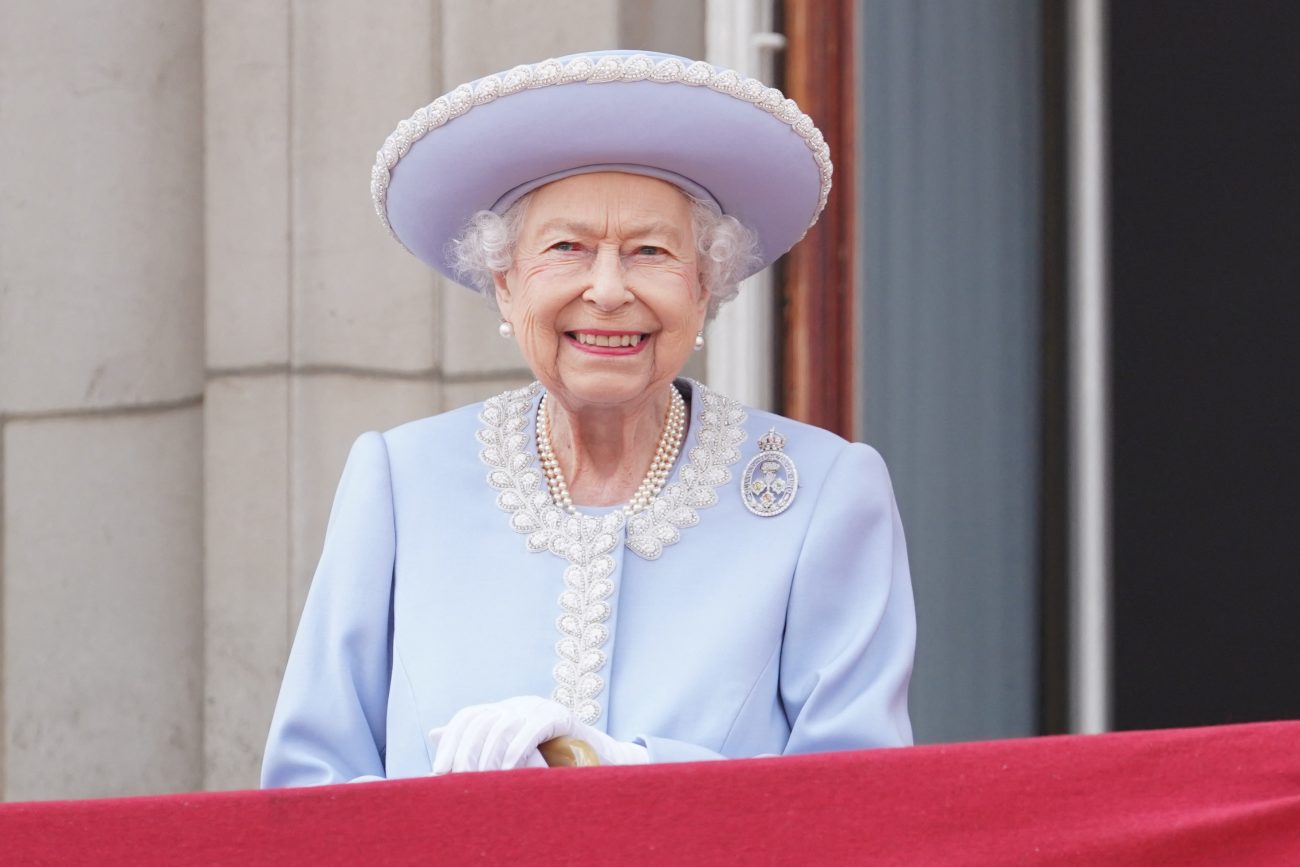 Rainha Elizabeth II usando o broche