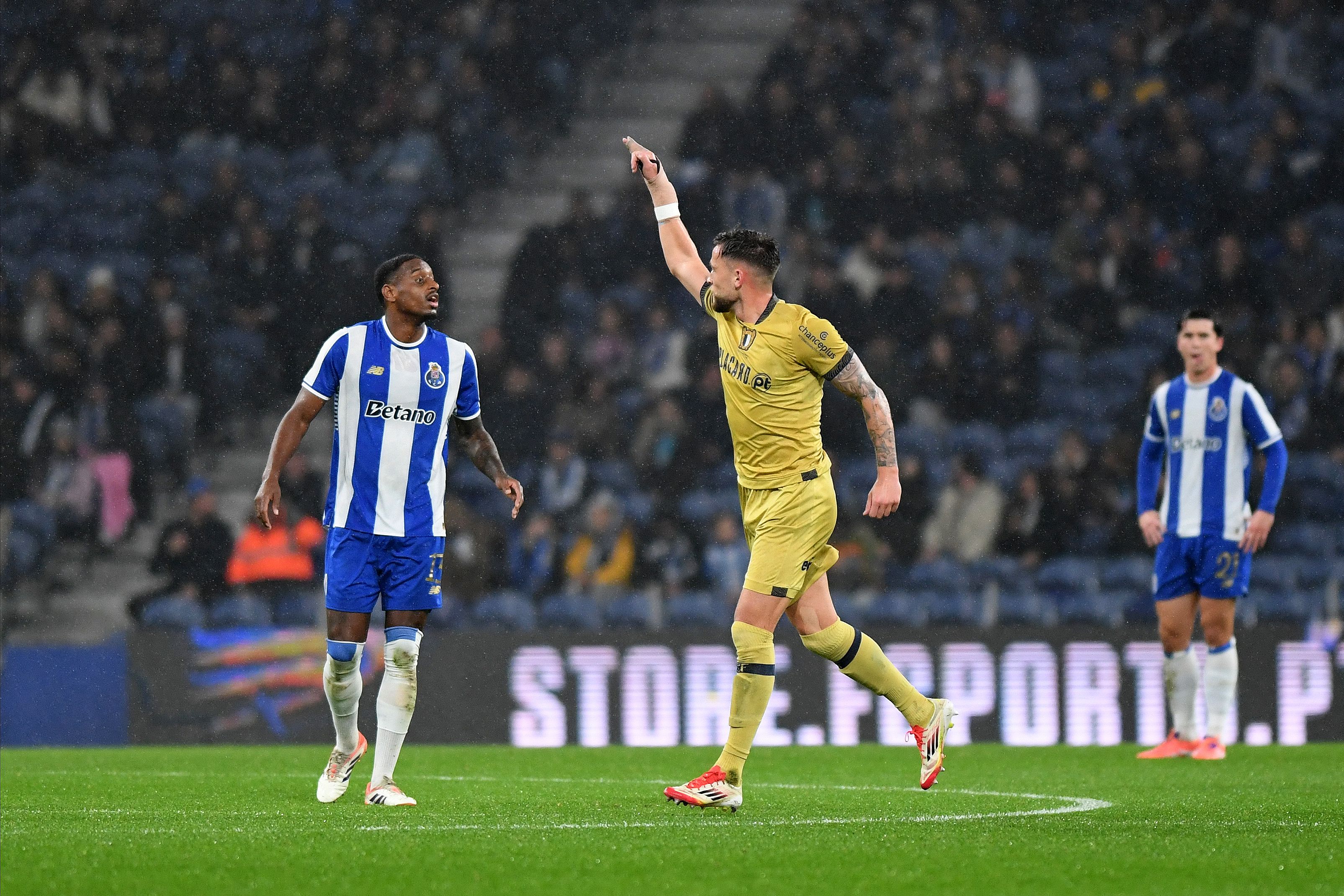 Justin De Haas fez o empate para o Famalicão no Dragão - Foto: Rogério Ferreira / Kapta+