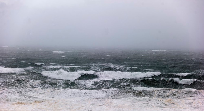 Um morto e quatro desaparecidos após naufrágio em Aveiro