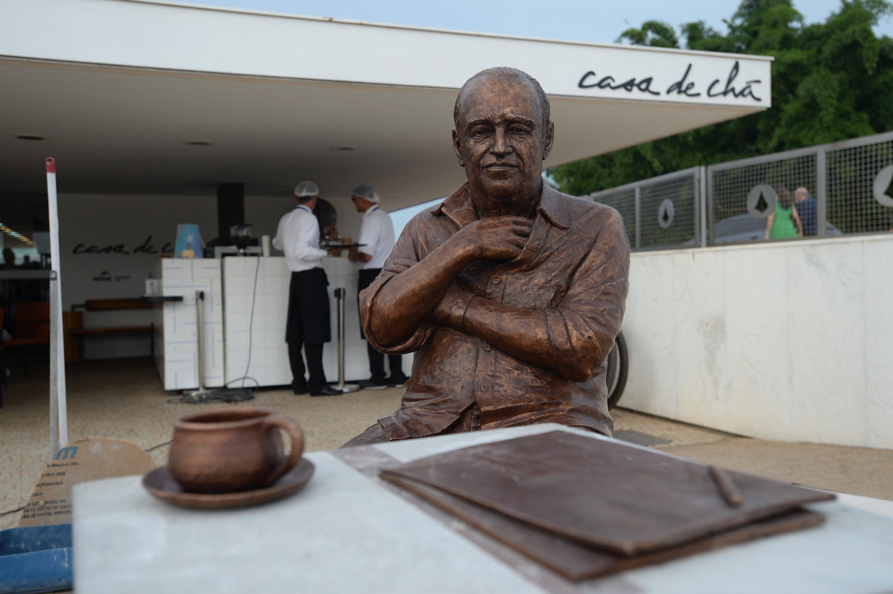  13.12.2025. Minervino Junior CB/DA Press. Estátua de Oscar Niemeyer em bronze na Casa de Chá com o artista Léo Santana idealizador do projeto