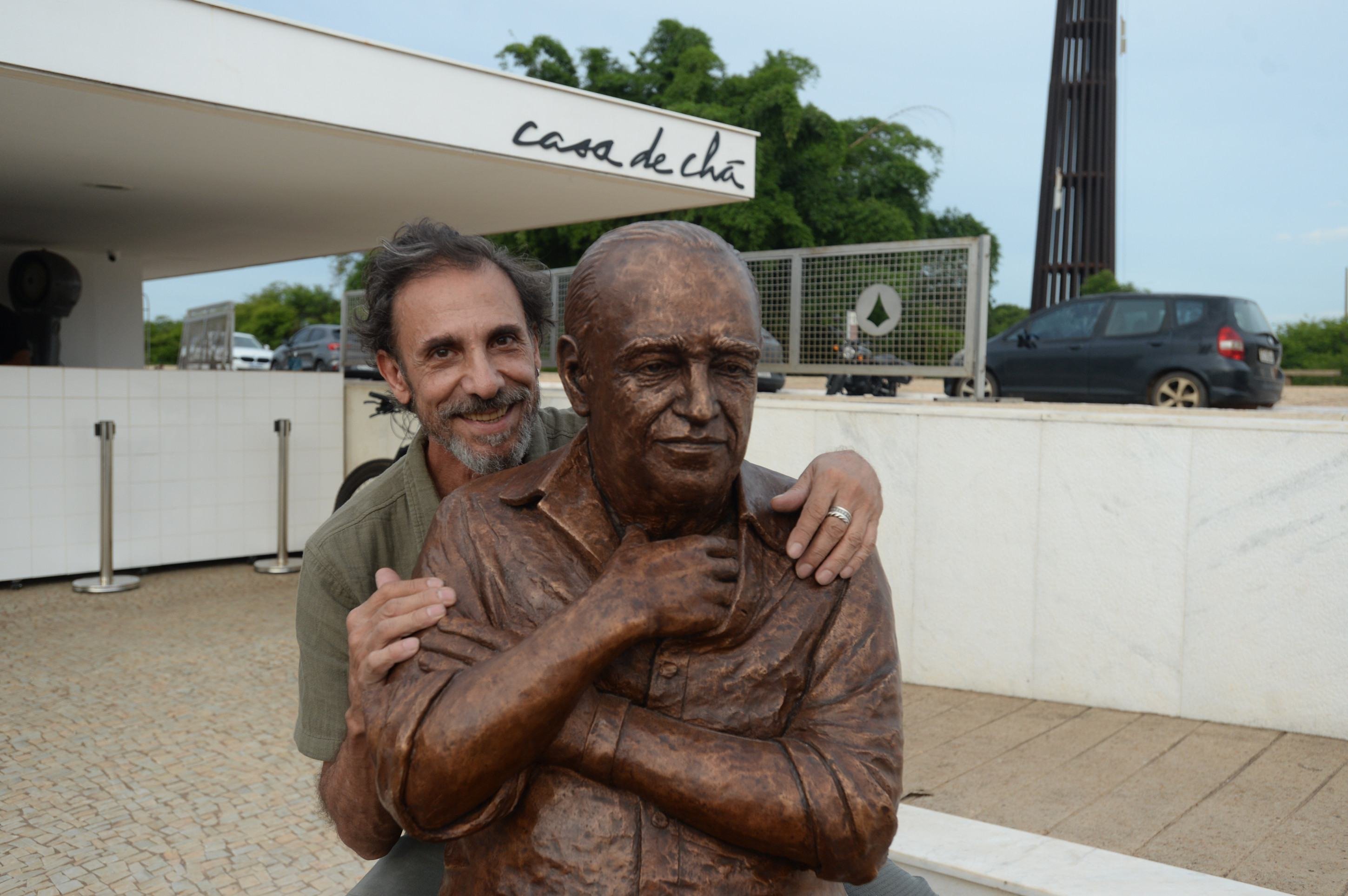  13.12.2025. Minervino Junior CB/DA Press. Estátua de Oscar Niemeyer em bronze na Casa de Chá com o artista Léo Santana idealizador do projeto