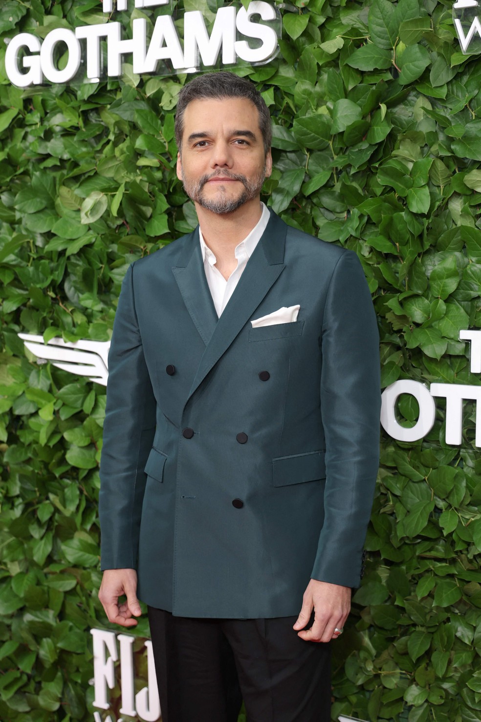 Wagner Moura passa por tapete vermelho do Gotham Film Awards — Foto: Michael Loccisano/Getty Images/AFP