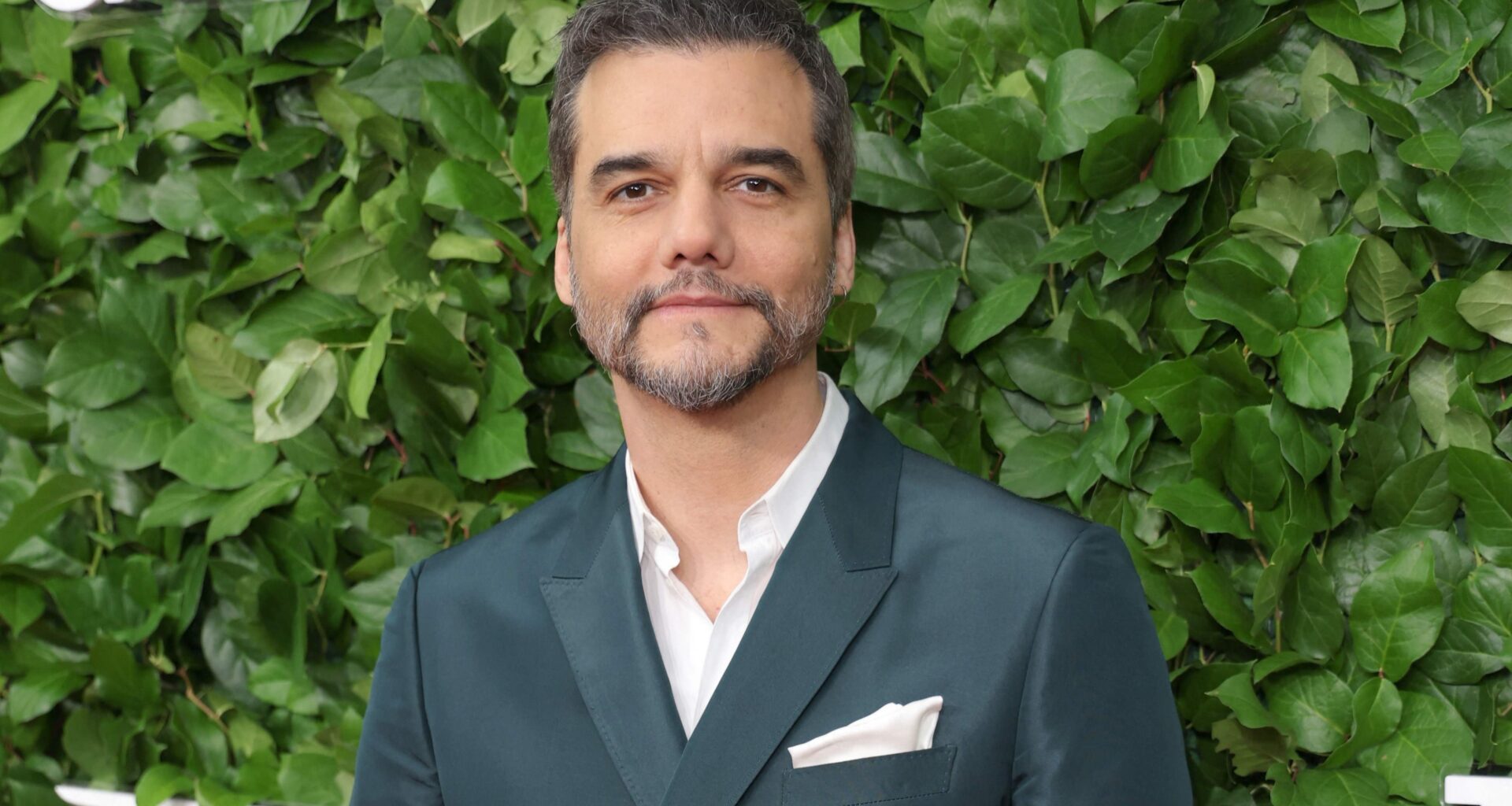 Indicado por 'O agente secreto', Wagner Moura passa por tapete vermelho do Gotham Film Awards, em Nova York; veja foto