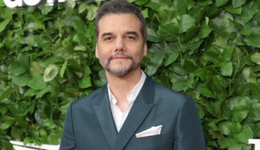 Indicado por 'O agente secreto', Wagner Moura passa por tapete vermelho do Gotham Film Awards, em Nova York; veja foto