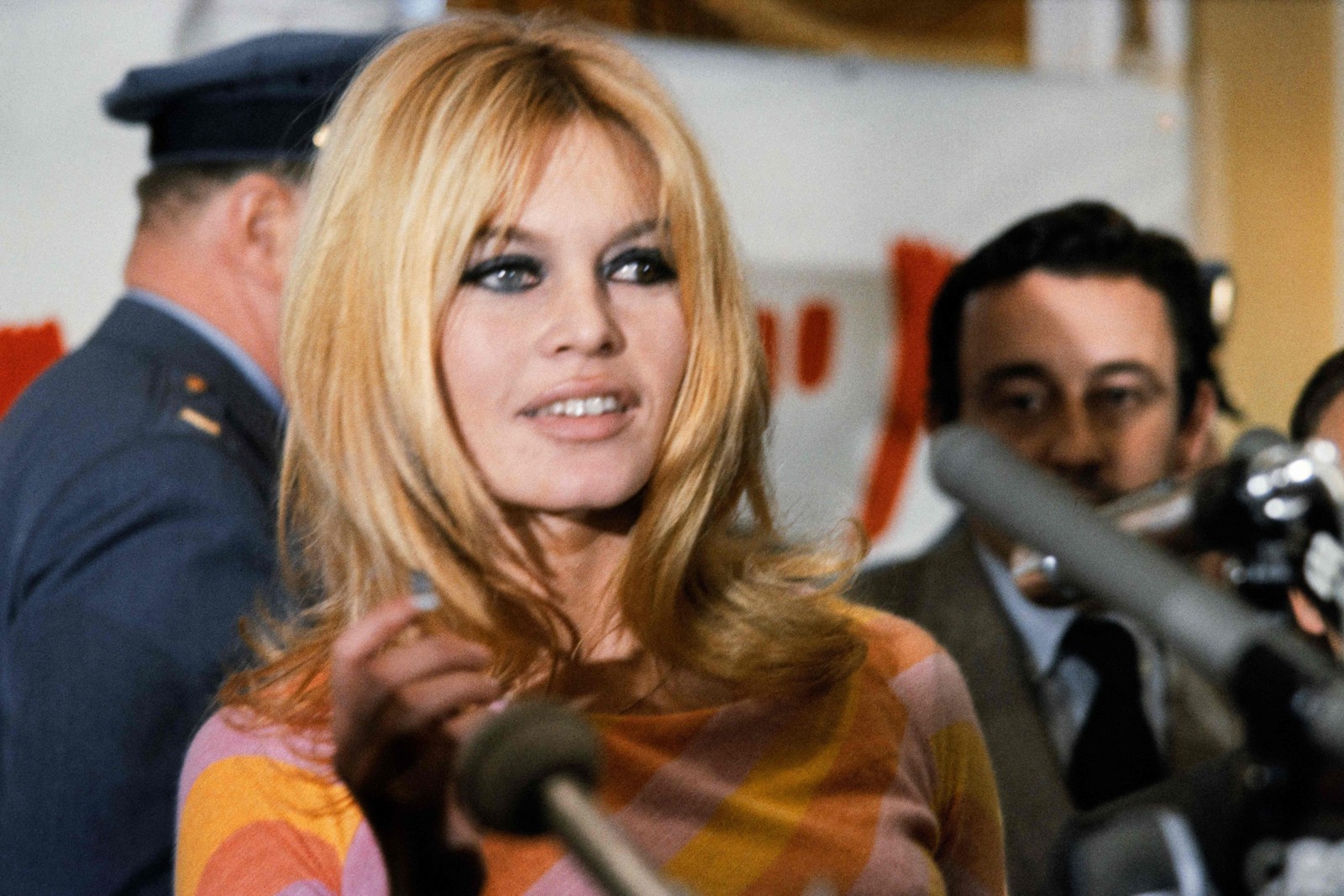 Brigitte Bardot em Hollywood, em 1965, para coletiva de imprensa sobre o filme 'Viva Maria' — Foto: AFP