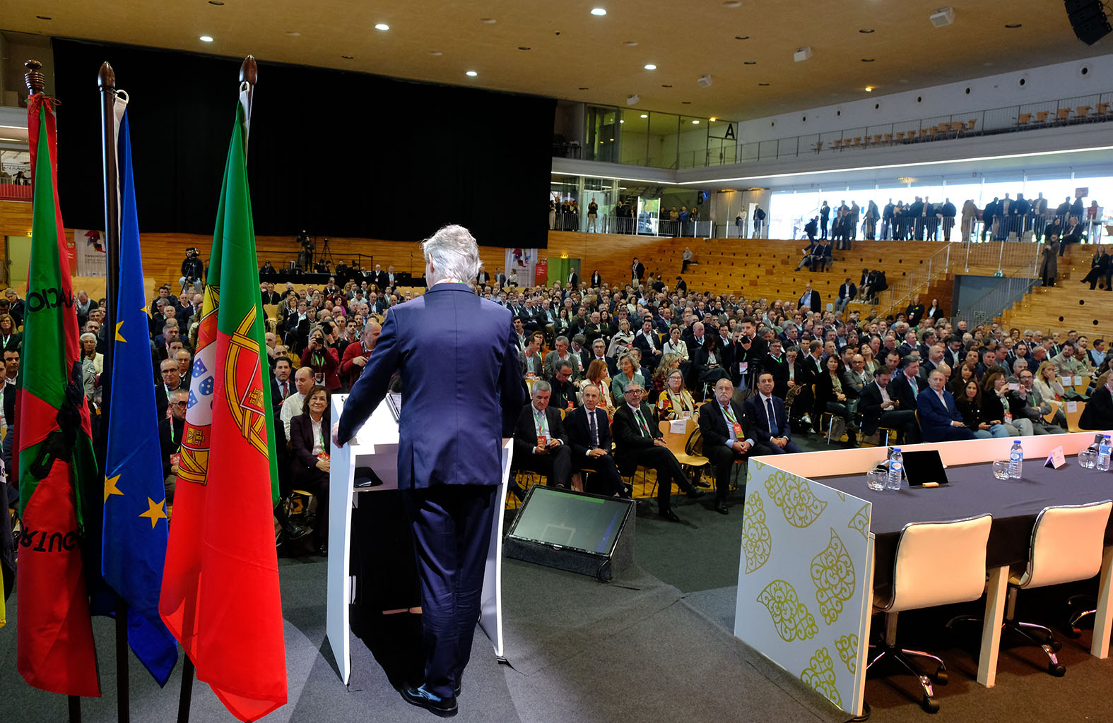 'apagão' na iluminação de natal em viana que até carlos moedas queria ver