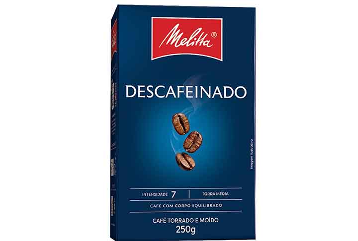 Um desses exemplos é o café descafeinado, muitas vezes visto como inofensivo por ter a cafeína reduzida ou removida — a substância estimulante naturalmente presente nos grãos.- Divulgação