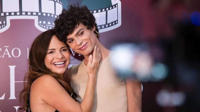 Luiza Tomé faz rara aparição com o filho modelo gêmeo Luiza Tomé faz rara aparição com o filho modelo gêmeo