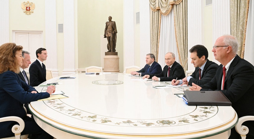Encontro Putin-Witkoff termina sem compromissos sobre territórios ocupados na Ucrânia